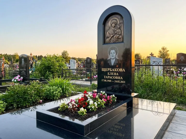 Памятник с барельефом — выполненная работа 35 в Альметьевске
