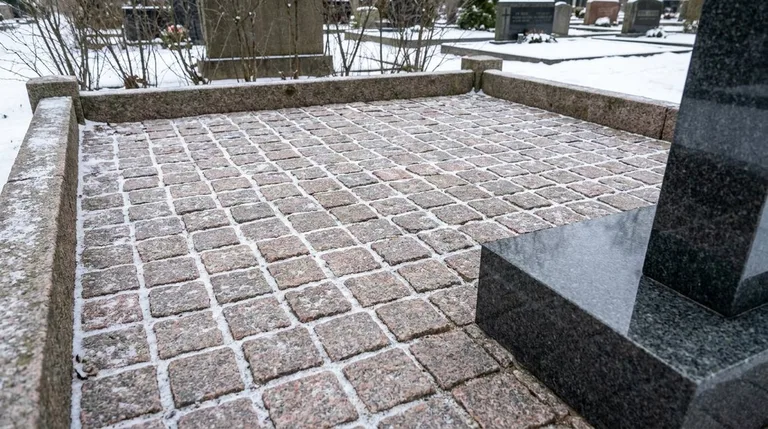 Мощение участка серой гранитной плиткой с цоколем, образец ПМ004 в Альметьевске