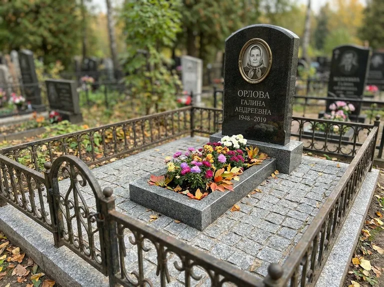 Благоустроенное захоронение с гранитной плиткой, оградой и цветником в Альметьевске