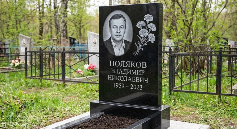 Памятник с гравировкой гвоздик — выполненная работа «Поляков» в Альметьевске