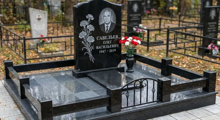 Памятник с гравировкой гвоздик — выполненная работа «Савельев» в Альметьевске
