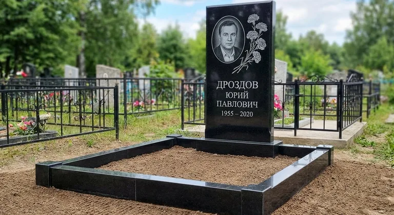 Памятник с гравировкой гвоздик — выполненная работа «Дроздов» в Альметьевске