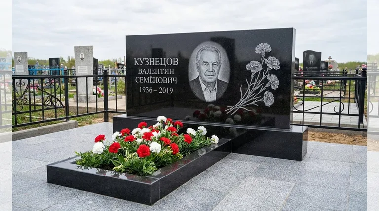 Памятник с гравировкой гвоздик — выполненная работа «Кузнецов» в Альметьевске