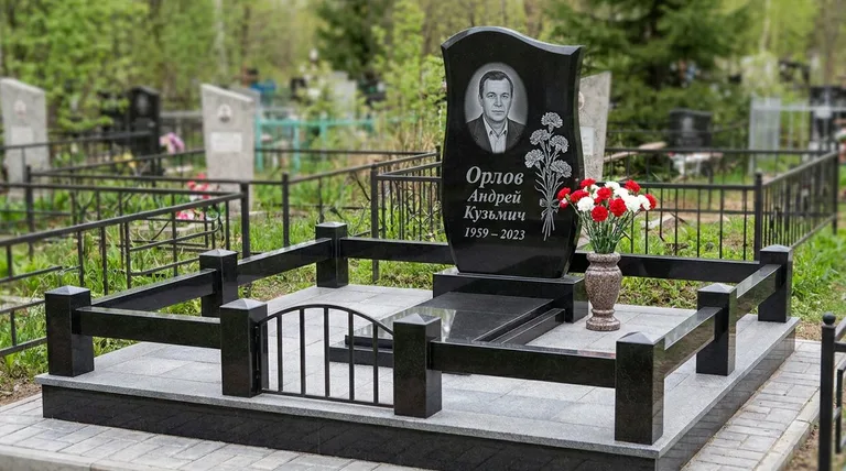 Памятник с гравировкой гвоздик — выполненная работа «Орлов» в Альметьевске