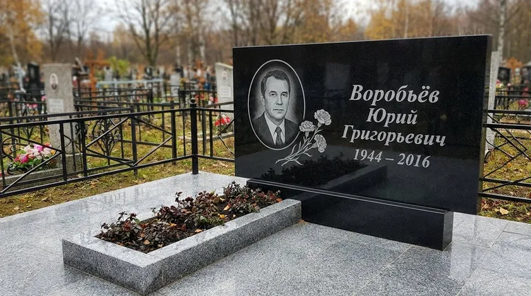 Памятник с гравировкой гвоздик — выполненная работа «Воробьёв» в Альметьевске