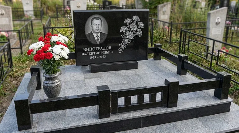 Памятник с гравировкой гвоздик — выполненная работа «Виноградов» в Альметьевске