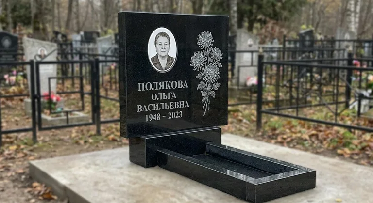 Памятник с гравировкой хризантем — выполненная работа «Полякова» в Альметьевске