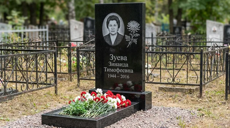 Памятник с гравировкой хризантем — выполненная работа «Зуева» в Альметьевске