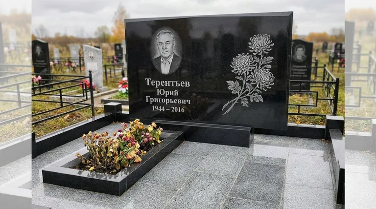 Памятник с гравировкой хризантем — выполненная работа «Терентьев» в Альметьевске