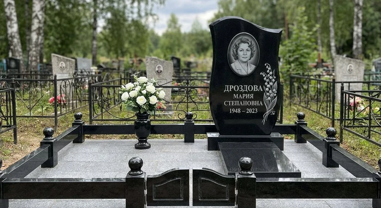 Гравировка ландышей на памятник в Альметьевске — пример работы на граните