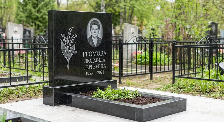 Памятник с гравировкой ландышей — выполненная работа «Громова» в Альметьевске