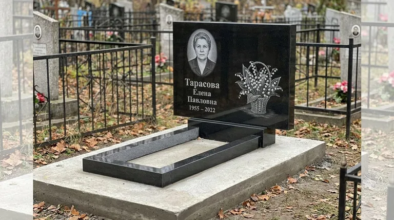 Памятник с гравировкой ландышей — выполненная работа «Тарасова» в Альметьевске