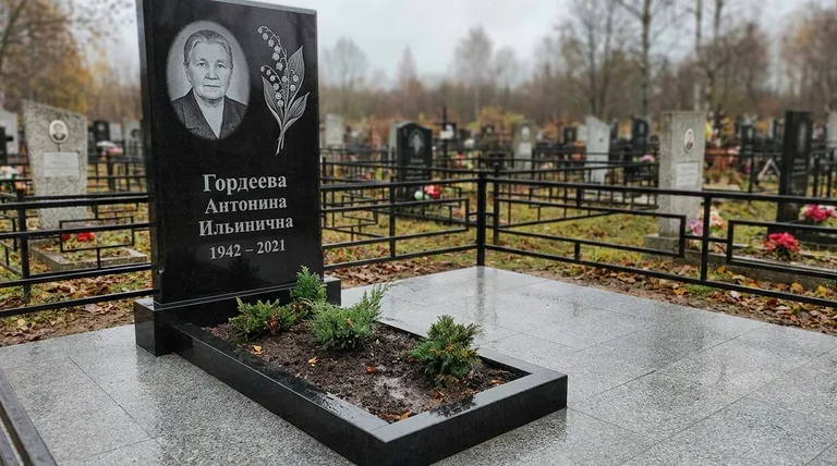 Памятник с гравировкой ландышей — выполненная работа «Гордеева» в Альметьевске
