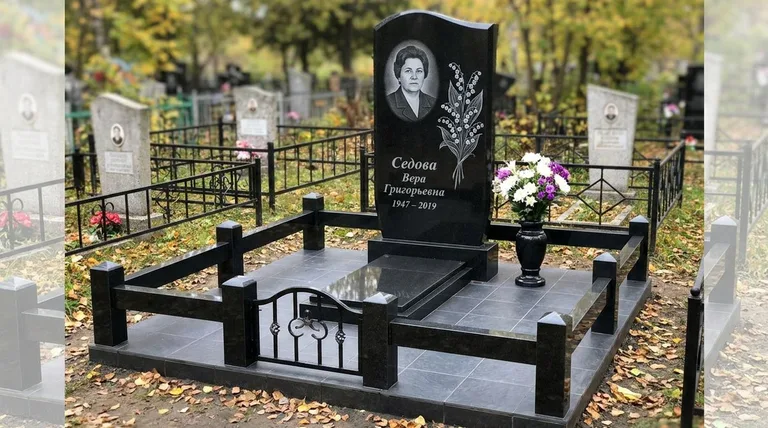 Памятник с гравировкой ландышей — выполненная работа «Седова» в Альметьевске