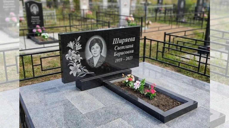 Памятник с гравировкой лилий — выполненная работа «Ширяева» в Альметьевске