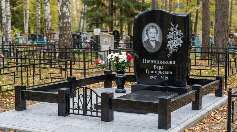 Памятник с гравировкой лилий — выполненная работа «Овчинникова» в Альметьевске