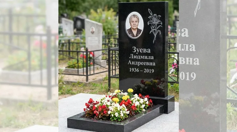 Памятник с гравировкой лилий — выполненная работа «Зуева» в Альметьевске