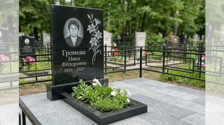 Памятник с гравировкой лилий — выполненная работа «Громова» в Альметьевске