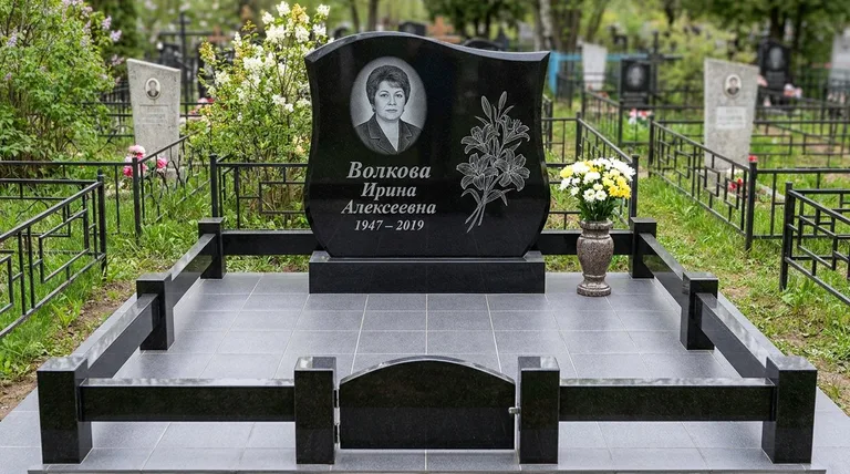 Памятник с гравировкой лилий — выполненная работа «Волкова» в Альметьевске