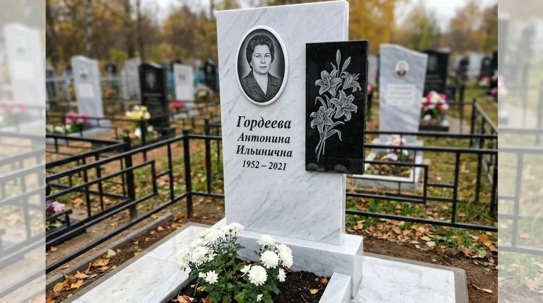 Памятник с гравировкой лилий — выполненная работа «Гордеева» в Альметьевске