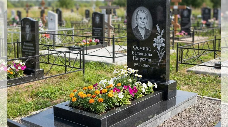 Памятник с гравировкой лилий — выполненная работа «Фомина» в Альметьевске