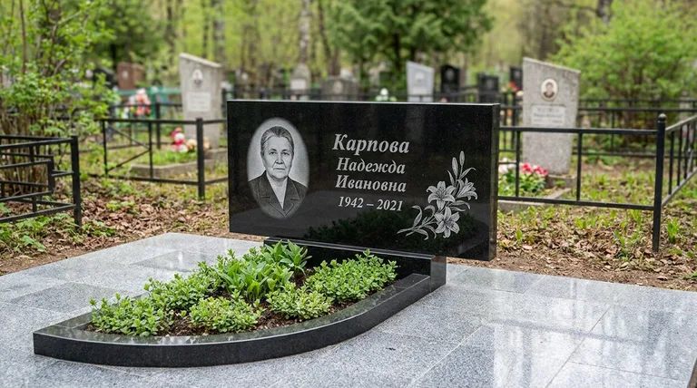 Памятник с гравировкой лилий — выполненная работа «Карпова» в Альметьевске