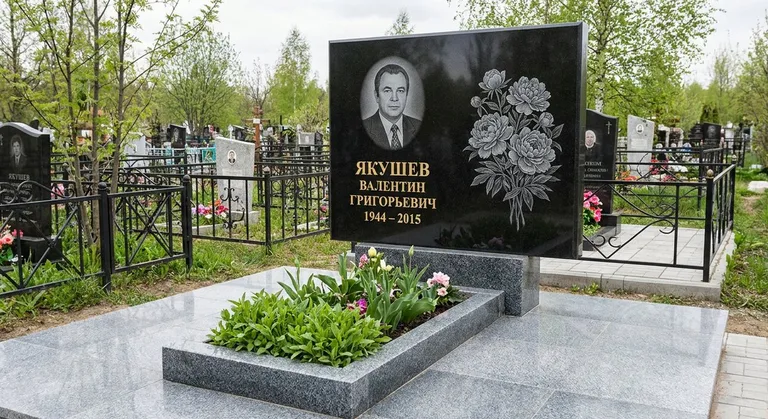 Памятник с гравировкой пионов — выполненная работа «Якушев» в Альметьевске