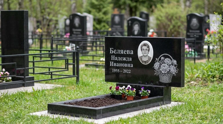 Памятник с гравировкой пионов — выполненная работа «Беляева» в Альметьевске