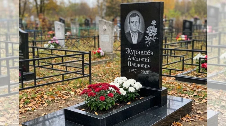 Памятник с гравировкой пионов — выполненная работа «Журавлёв» в Альметьевске