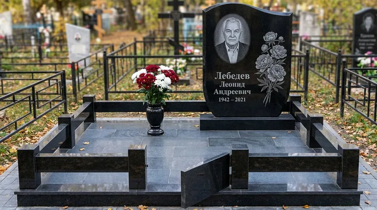 Памятник с гравировкой пионов — выполненная работа «Лебедев» в Альметьевске