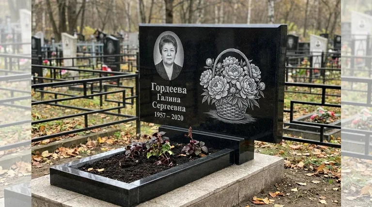 Памятник с гравировкой пионов — выполненная работа «Гордеева» в Альметьевске