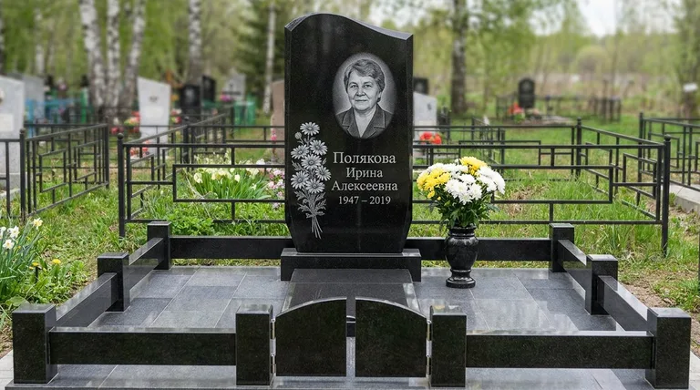 Памятник с гравировкой ромашек — выполненная работа «Полякова» в Альметьевске
