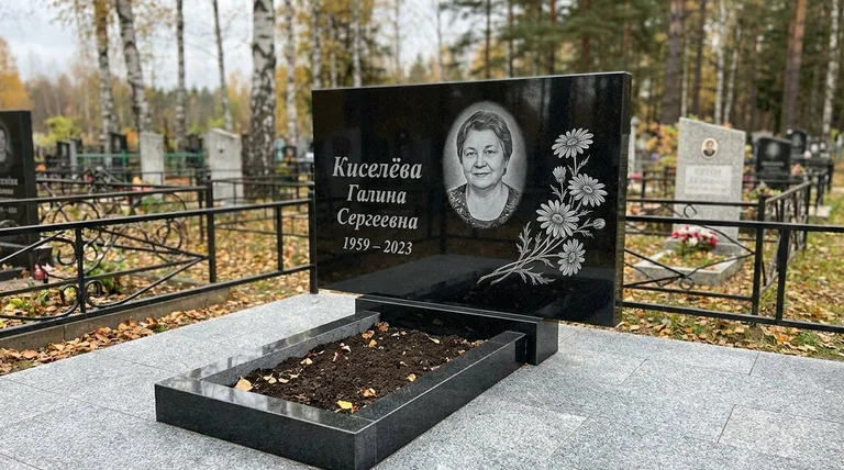 Памятник с гравировкой ромашек — выполненная работа «Киселёва» в Альметьевске