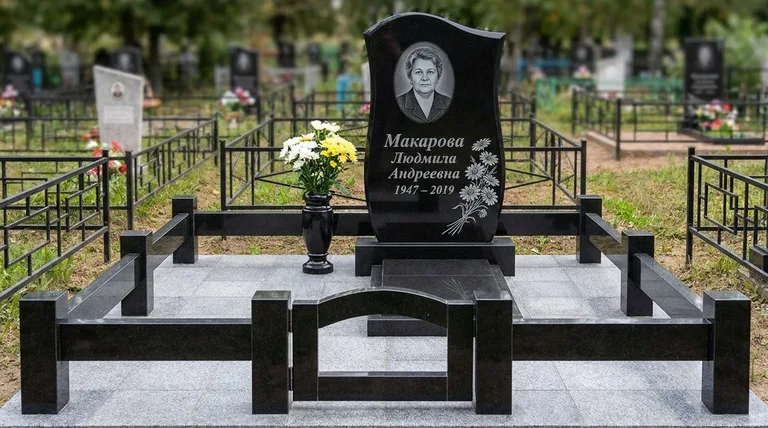 Памятник с гравировкой ромашек — выполненная работа «Макарова» в Альметьевске