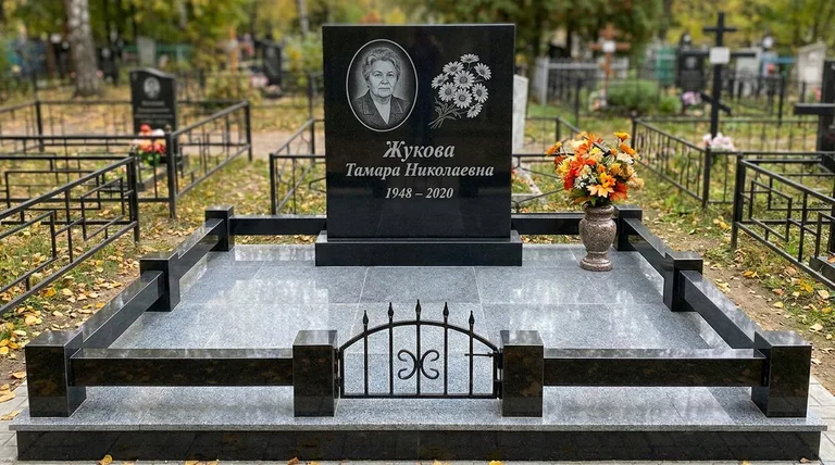 Памятник с гравировкой ромашек — выполненная работа «Жукова» в Альметьевске