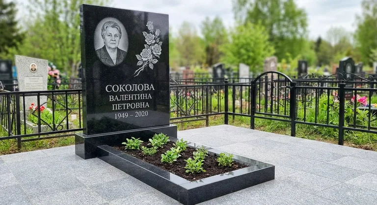 Памятник с гравировкой роз — выполненная работа «Соколова» в Альметьевске