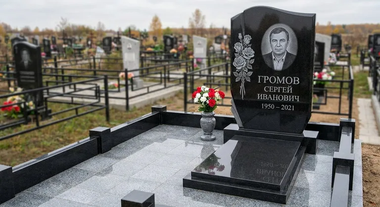 Памятник с гравировкой роз — выполненная работа «Громов» в Альметьевске