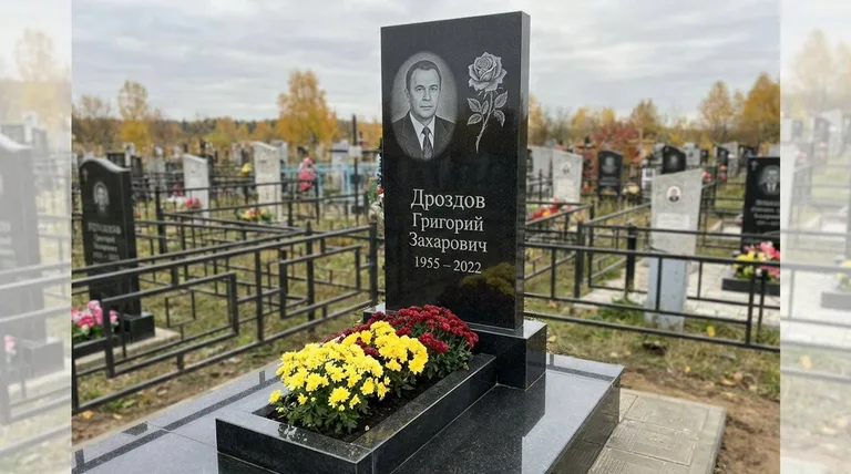 Памятник с гравировкой роз — выполненная работа «Дроздов» в Альметьевске