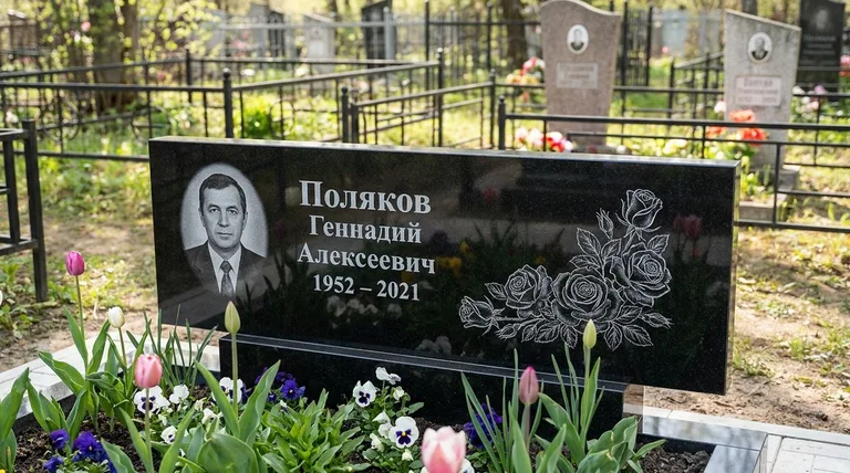 Памятник с гравировкой роз — выполненная работа «Поляков» в Альметьевске