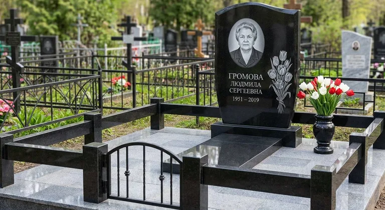 Памятник с гравировкой тюльпанов — выполненная работа «Громова» в Альметьевске