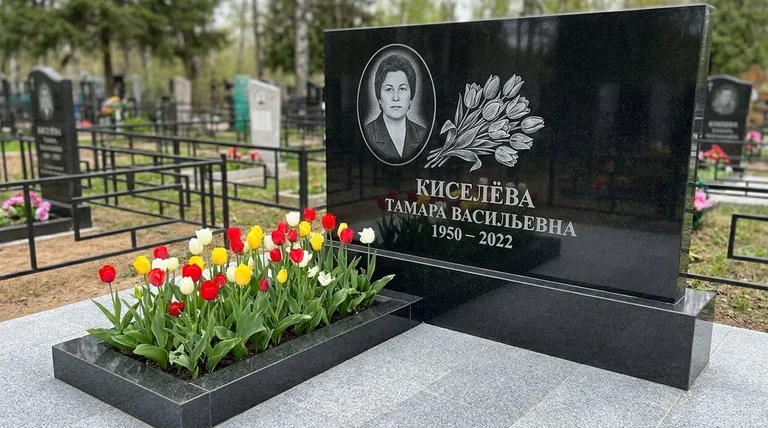 Памятник с гравировкой тюльпанов — выполненная работа «Киселёва» в Альметьевске