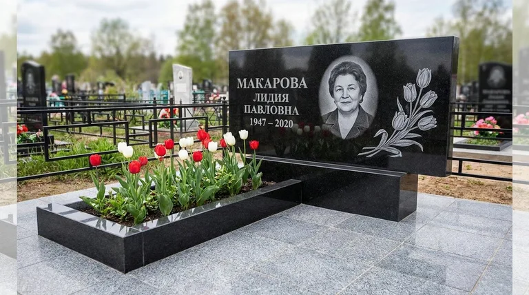 Памятник с гравировкой тюльпанов — выполненная работа «Макарова» в Альметьевске