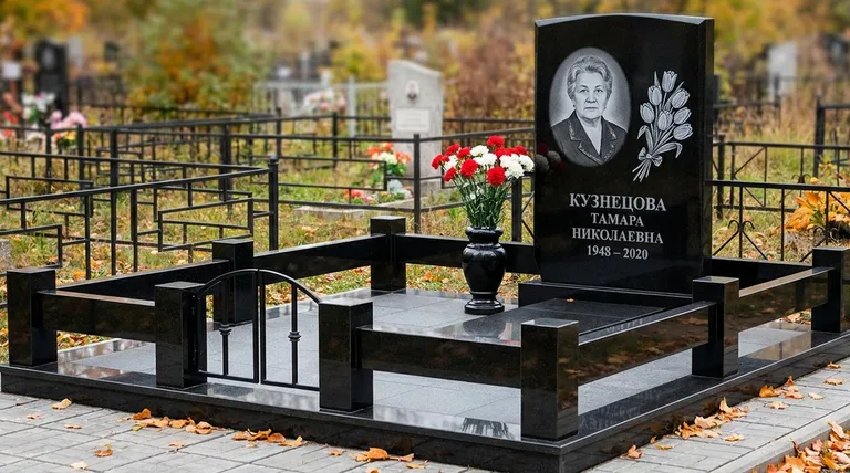 Памятник с гравировкой тюльпанов — выполненная работа «Кузнецова» в Альметьевске