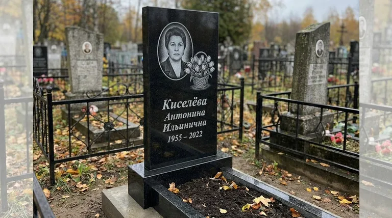 Памятник с гравировкой тюльпанов — выполненная работа «Киселёва» в Альметьевске