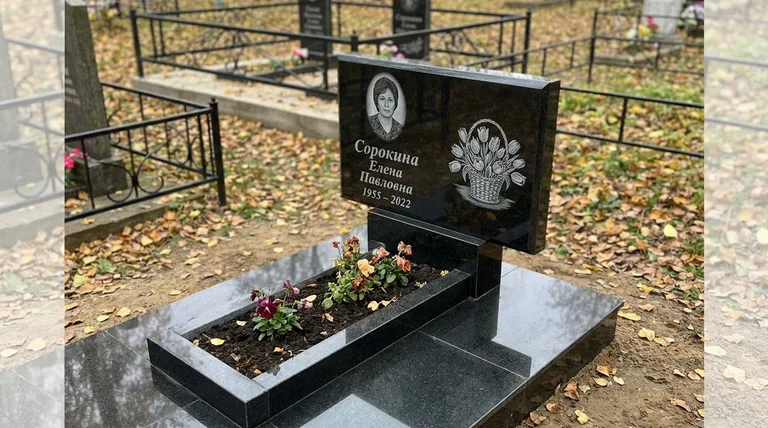 Памятник с гравировкой тюльпанов — выполненная работа «Сорокина» в Альметьевске