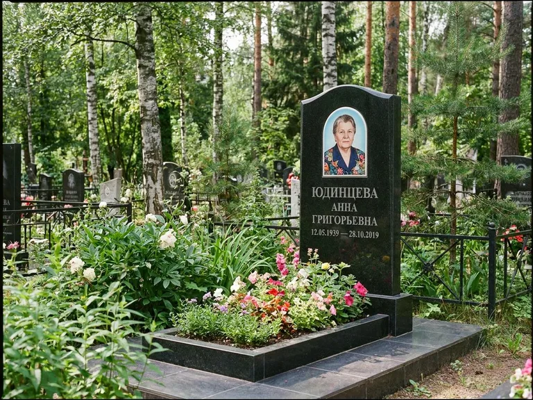 Овальный портрет на памятнике весной в Альметьевске
