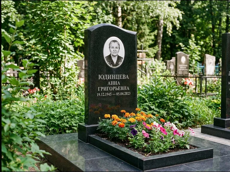 Овальный портрет на сером граните — работа «Юдинцева» в Альметьевске