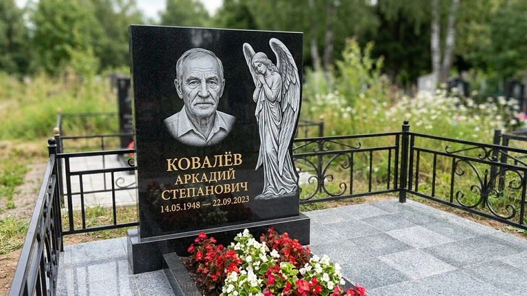 Гравировка ангела на памятник в Альметьевске — памятник из чёрного гранита с гравировкой