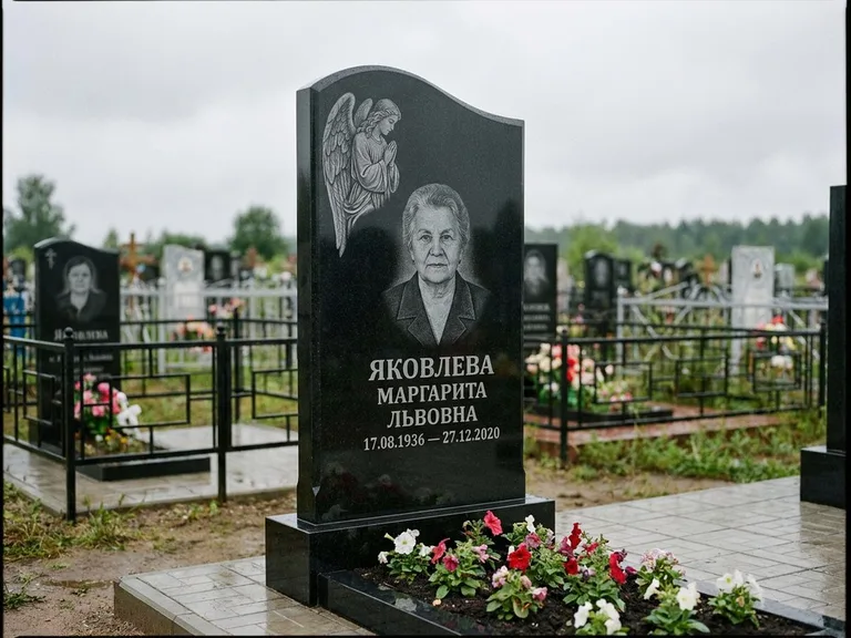 Памятник с гравировкой ангела — гравировка молящегося ангела в верхней части стелы, работа «Яковлева» в Альметьевске