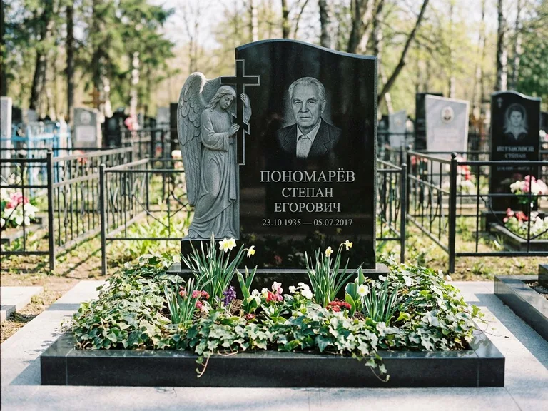 Памятник с гравировкой ангела — гравировка ангела с крестом рядом с эпитафией, работа «Пономарёв» в Альметьевске